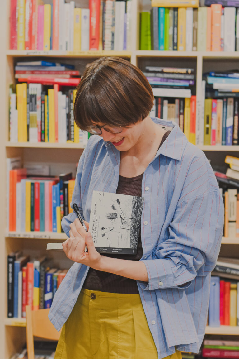Фото з презентації мальопису «Мистецтво під вогнем» в книгарні Збірка, Київ
